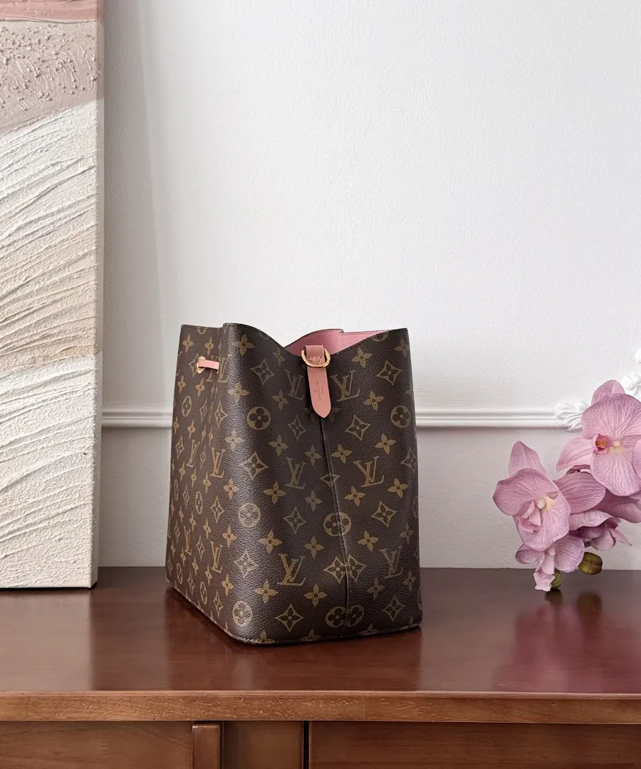 Сумка-ведро Louis Vuitton NéoNoé из канвы Monogram, вид сбоку