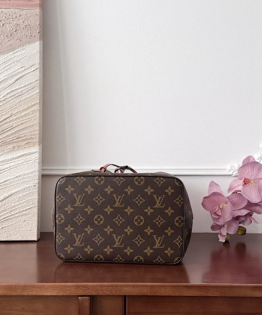 Дно сумки-ведра Louis Vuitton NéoNoé из канвы Monogram