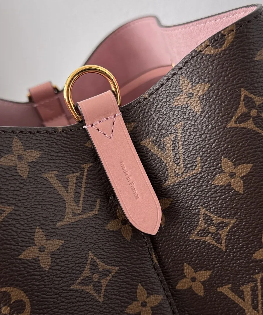 Крепление плечевого ремня на сумке Louis Vuitton NéoNoé, золотистое кольцо и розовая кожаная деталь