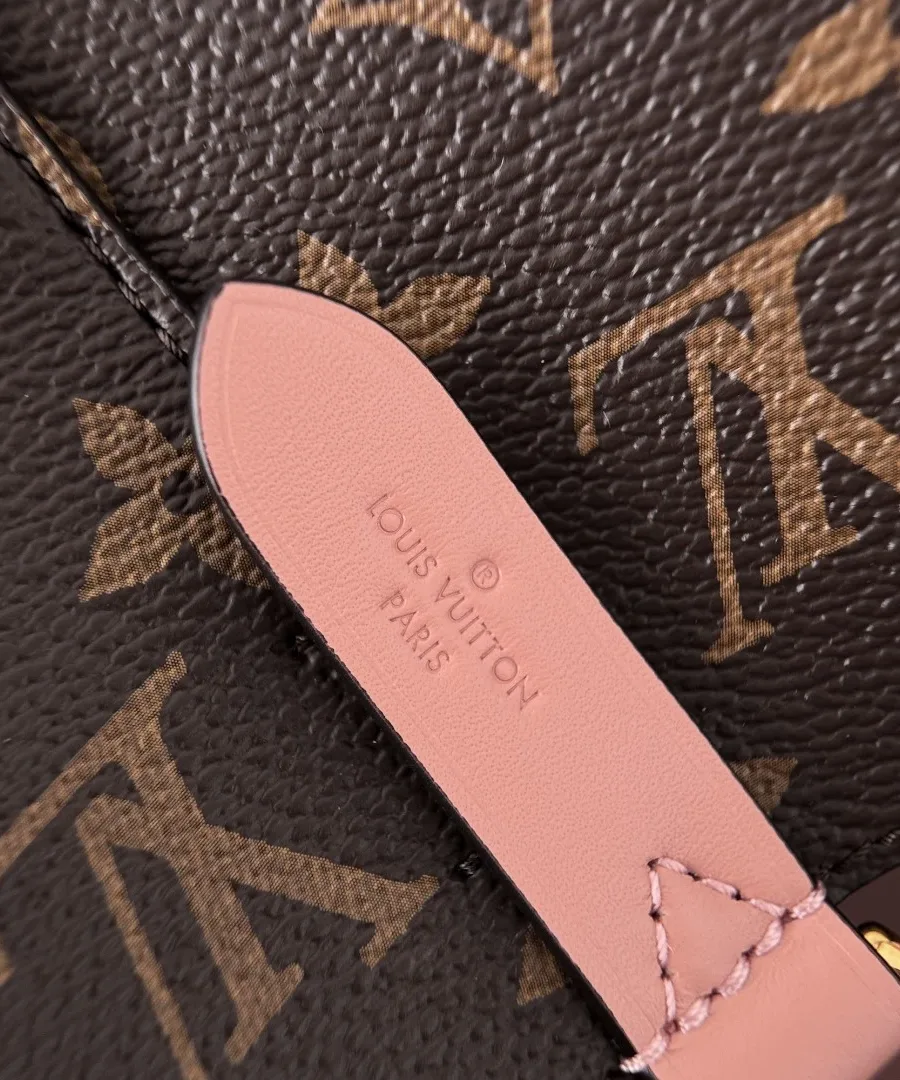 Розовая кожаная деталь с тиснением Louis Vuitton Paris на сумке NéoNoé