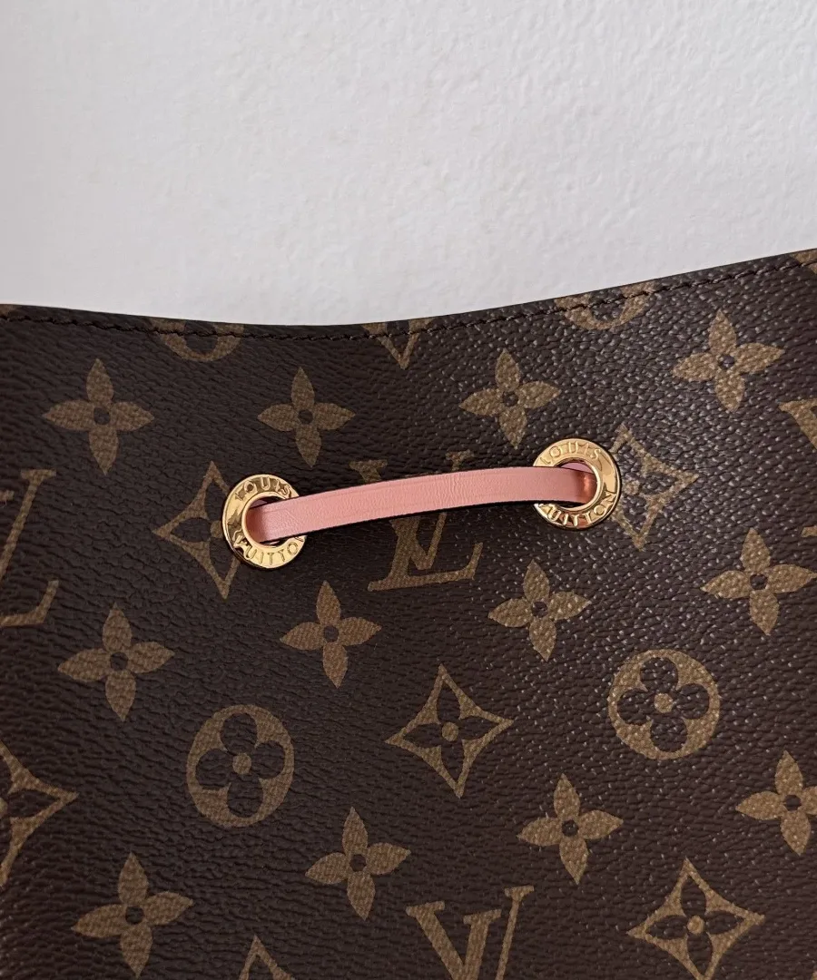 Золотистые люверсы и розовый кожаный шнурок на сумке Louis Vuitton NéoNoé