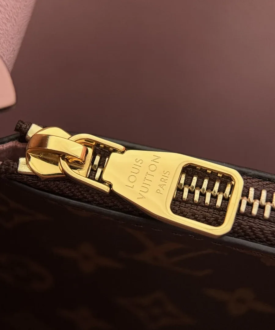 Золотистый пуллер молнии с гравировкой Louis Vuitton Paris на внутреннем кармане