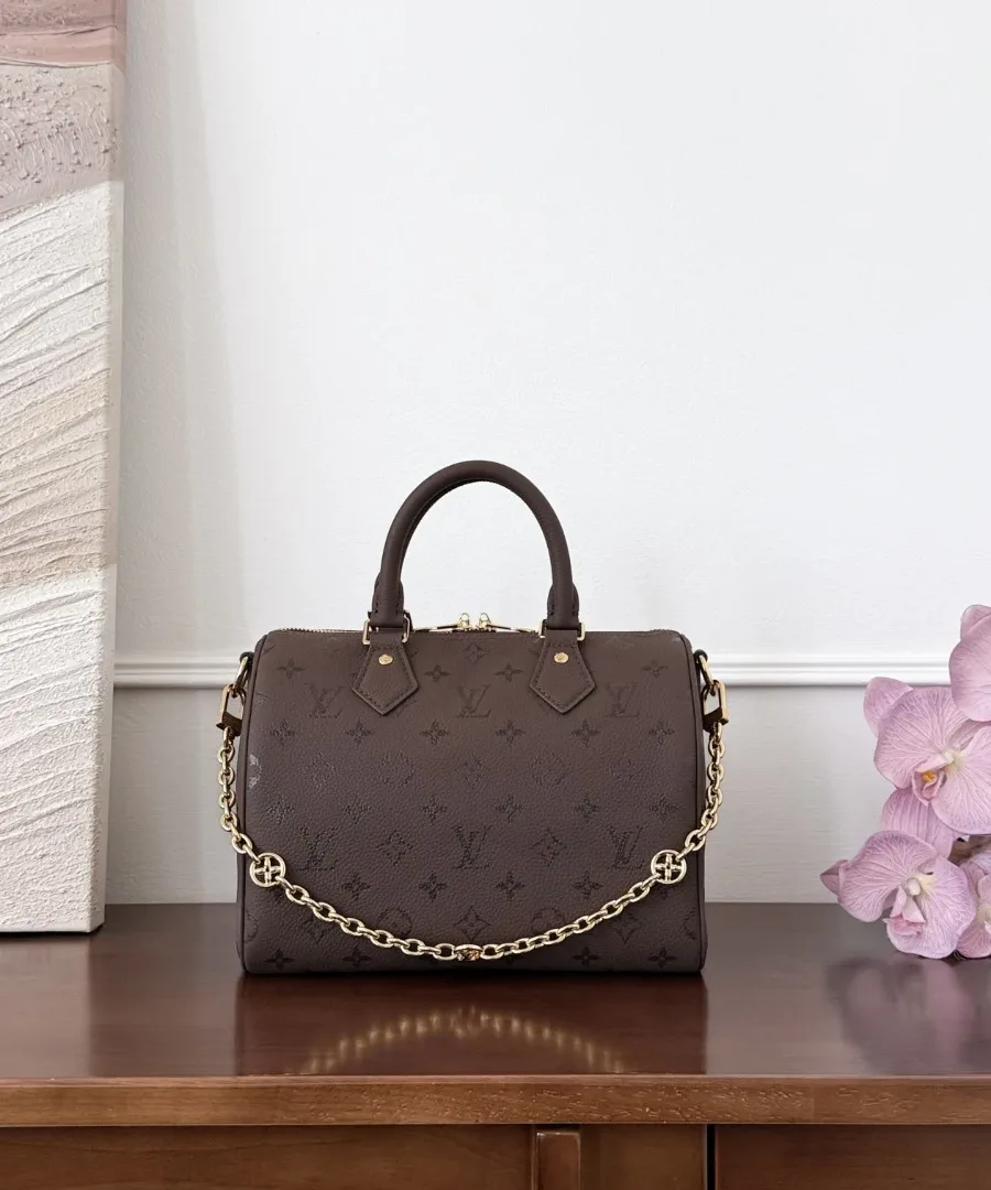 Коричневая сумка Speedy 25, вид спереди с золотистой цепочкой