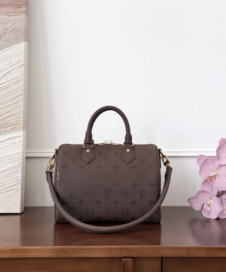 Коричневая сумка Speedy 25, вид спереди с кожаным плечевым ремнем