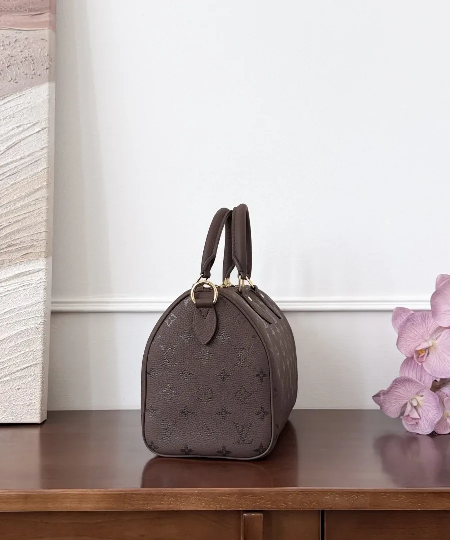 Коричневая сумка Speedy 25, вид сбоку
