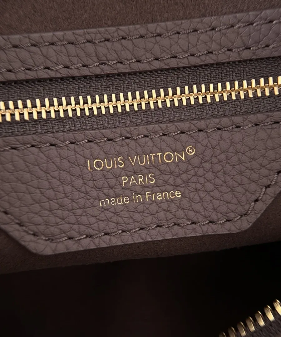 Крупный план внутреннего кожаного ярлыка Louis Vuitton Paris made in France
