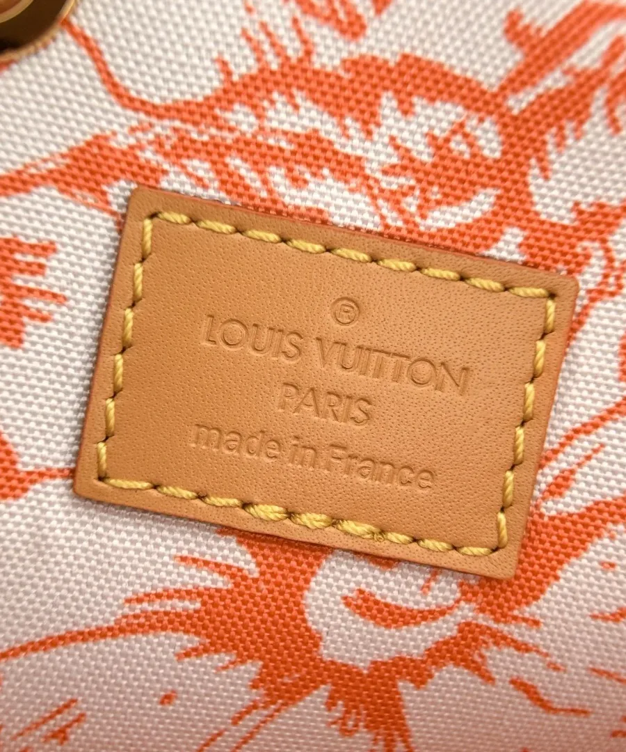 Кожаная нашивка с тиснением Louis Vuitton Paris внутри сумки