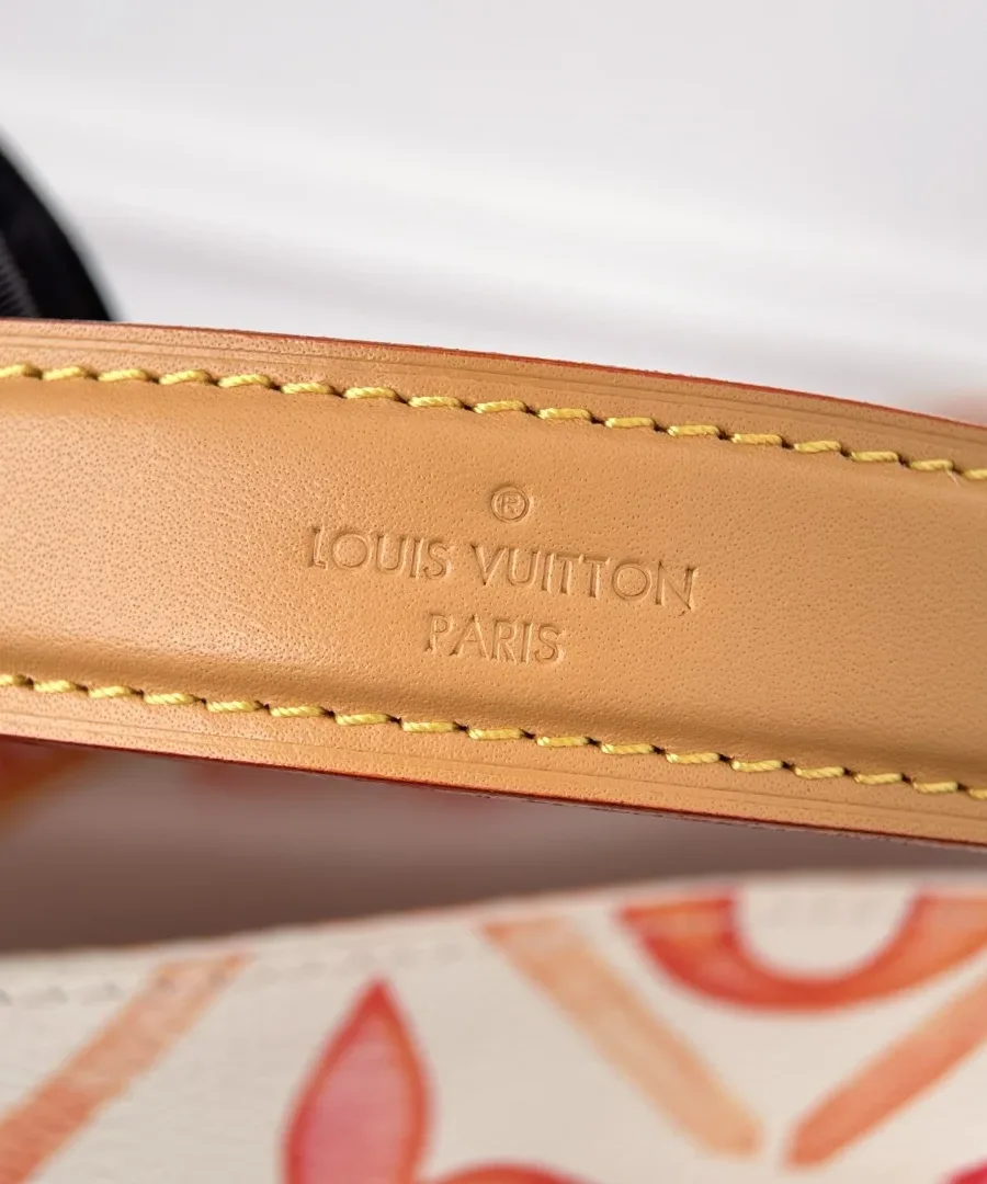 Тиснение Louis Vuitton Paris на кожаном плечевом ремне