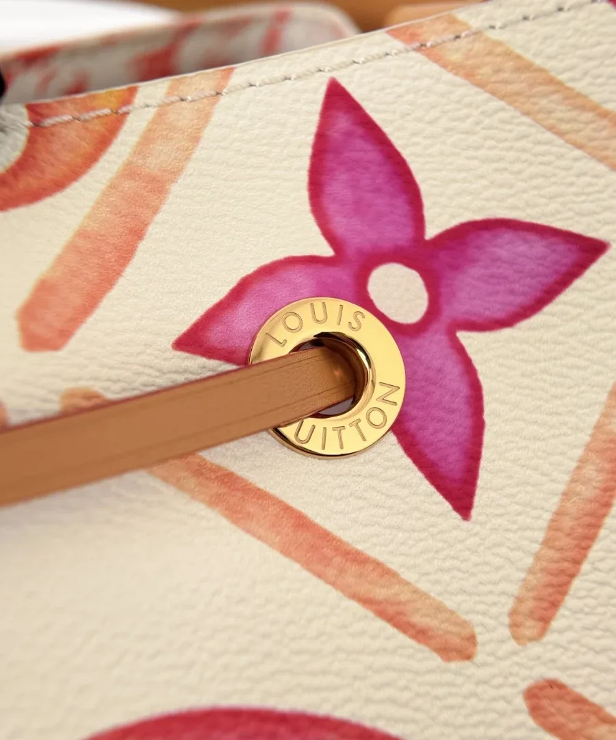 Металлическая люверсная деталь с гравировкой Louis Vuitton и кожаный шнурок