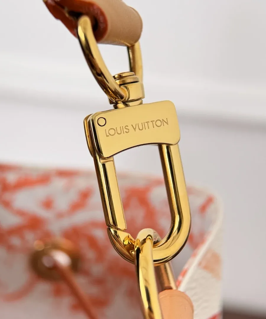 Золотистый металлический карабин с гравировкой Louis Vuitton