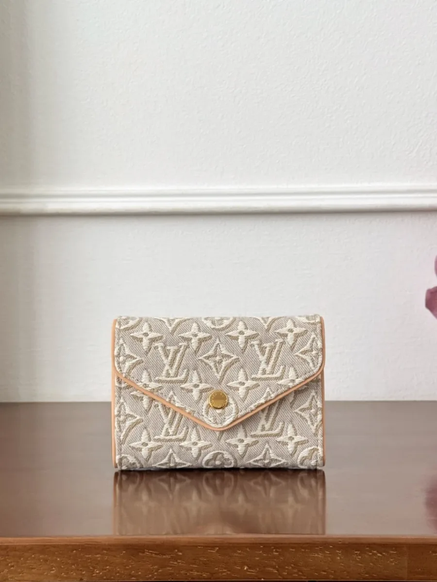 Бежевый кошелек Louis Vuitton Victorine с узором Monogram, вид спереди