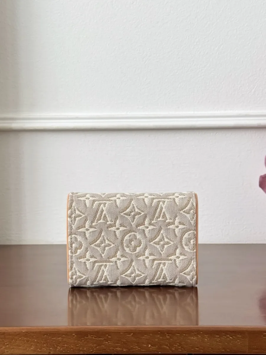 Бежевый кошелек Louis Vuitton Victorine с узором Monogram, вид сзади