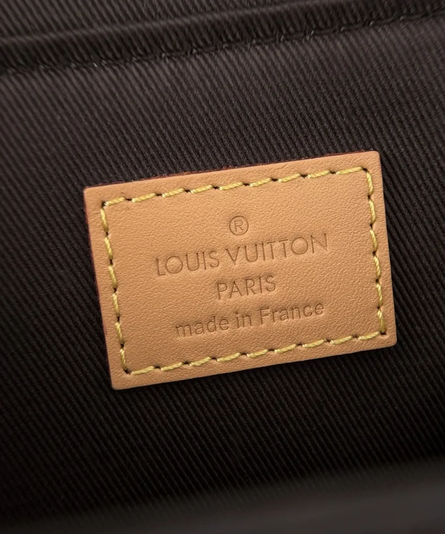 Кожаная нашивка с тиснением Louis Vuitton Paris внутри сумки