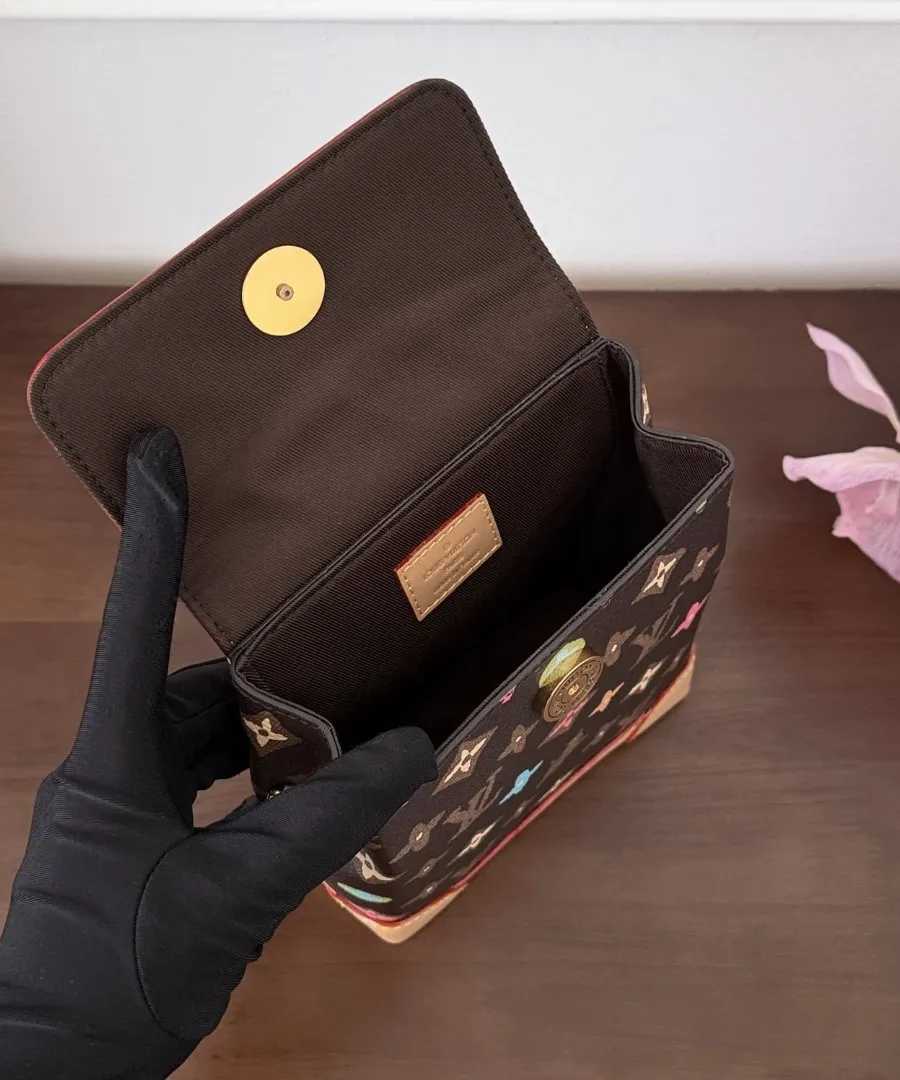Открытая сумка Louis Vuitton Nano Steamer, вид изнутри