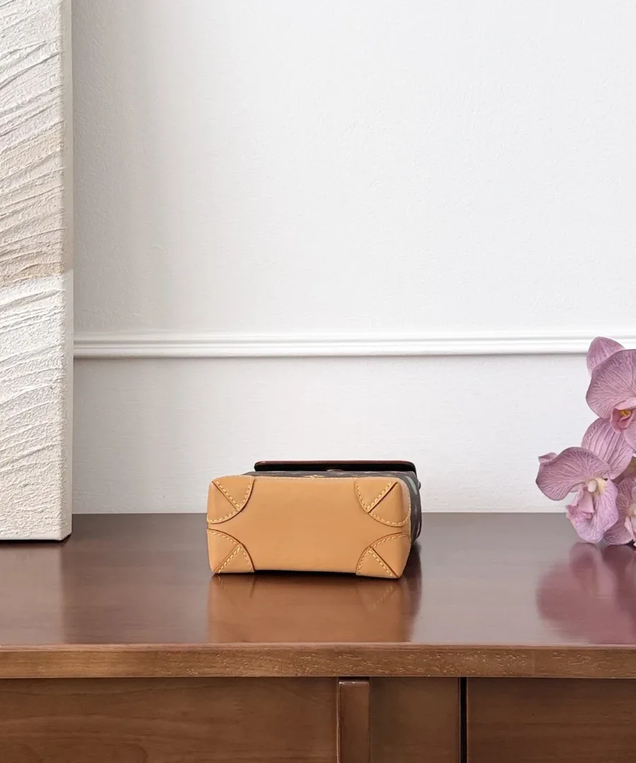 Сумка Louis Vuitton Nano Steamer, вид снизу на кожаное основание