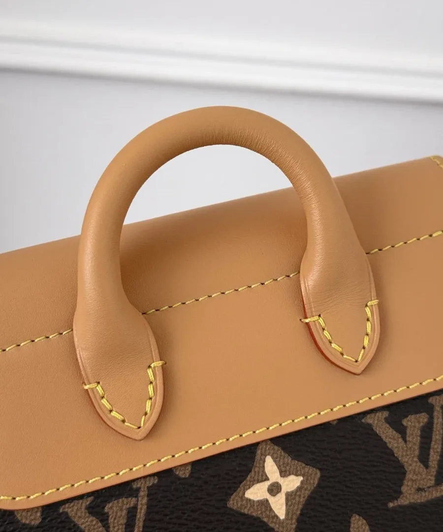 Крупный план верхней кожаной ручки сумки Louis Vuitton Nano Steamer
