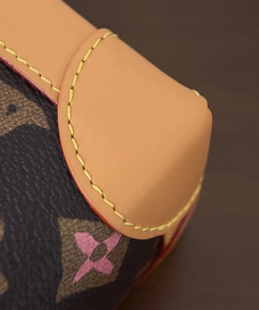 Крупный план кожаного угла сумки Louis Vuitton Nano Steamer