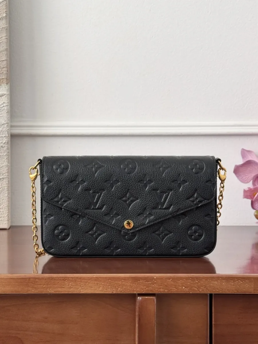 Чёрная сумка Félicie Pochette с тиснением Monogram, вид спереди