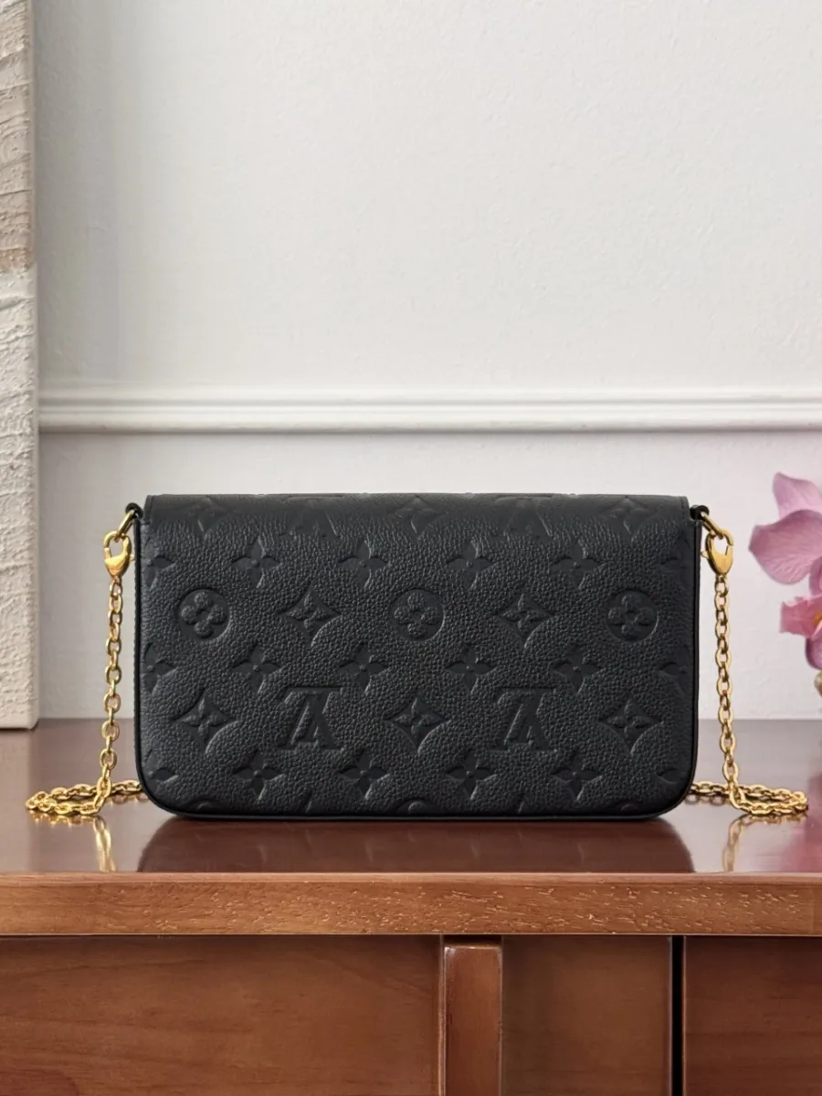 Чёрная сумка Félicie Pochette с тиснением Monogram, вид сзади