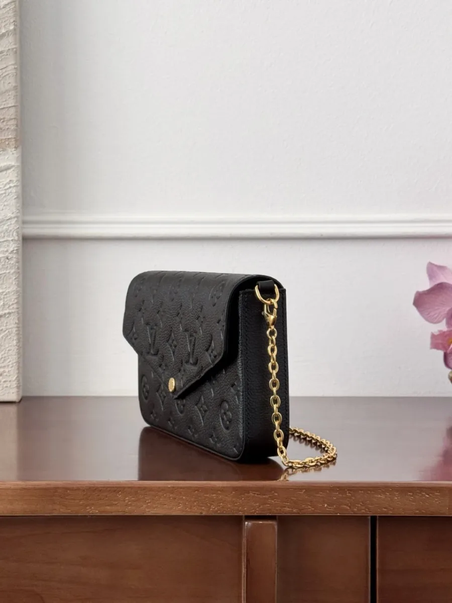 Чёрная сумка Félicie Pochette с тиснением Monogram, вид сбоку