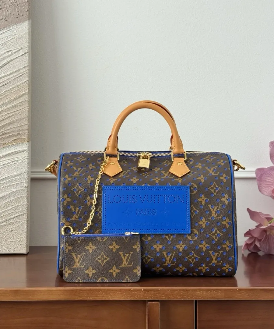 Коричневая сумка Speedy 30 с синей перфорацией и маленьким кошельком на цепочке, вид спереди