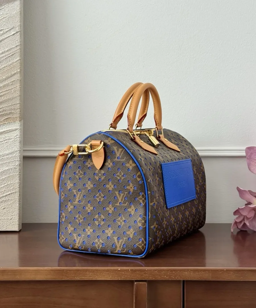 Боковой ракурс сумки Speedy 30 с синей кожаной отделкой по швам