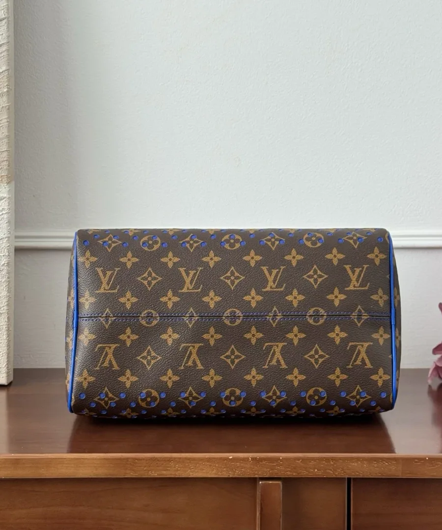 Вид на плоское дно сумки из коричневой канвы Monogram