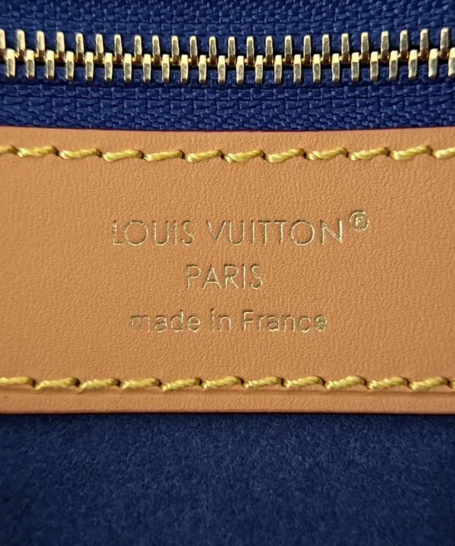 Крупный план кожаного ярлыка с тиснением Louis Vuitton Paris inside