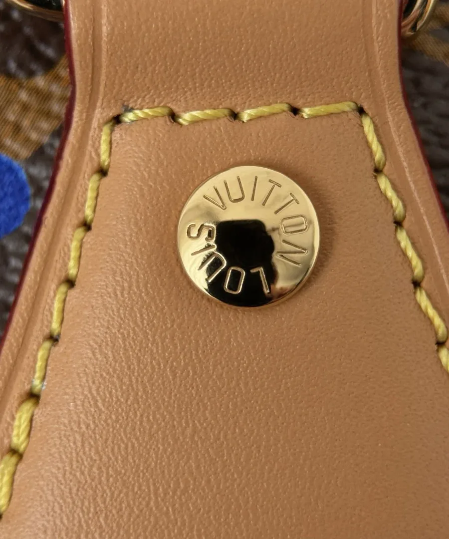 Золотистая металлическая заклепка с гравировкой Louis Vuitton