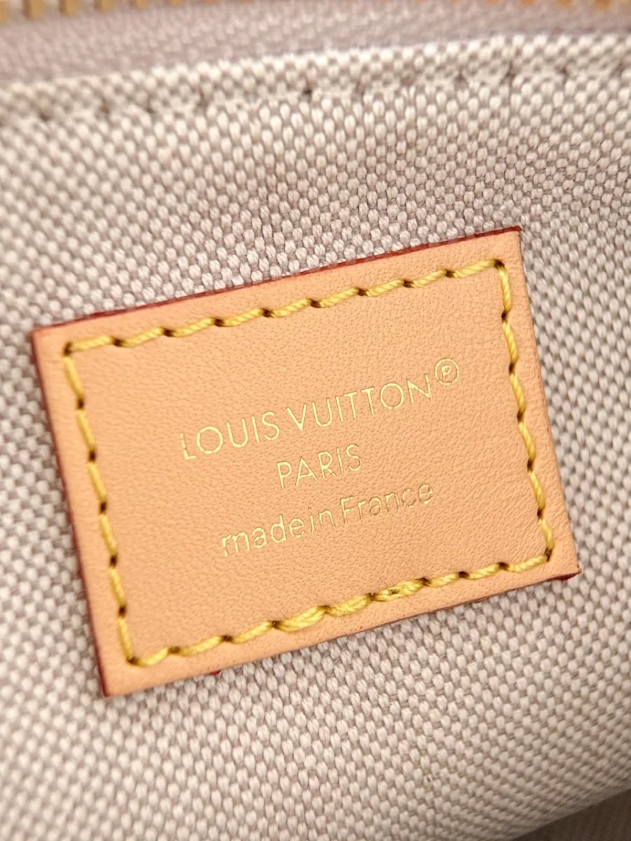 Крупный план внутренней кожаной нашивки с тиснением Louis Vuitton Paris Made in France