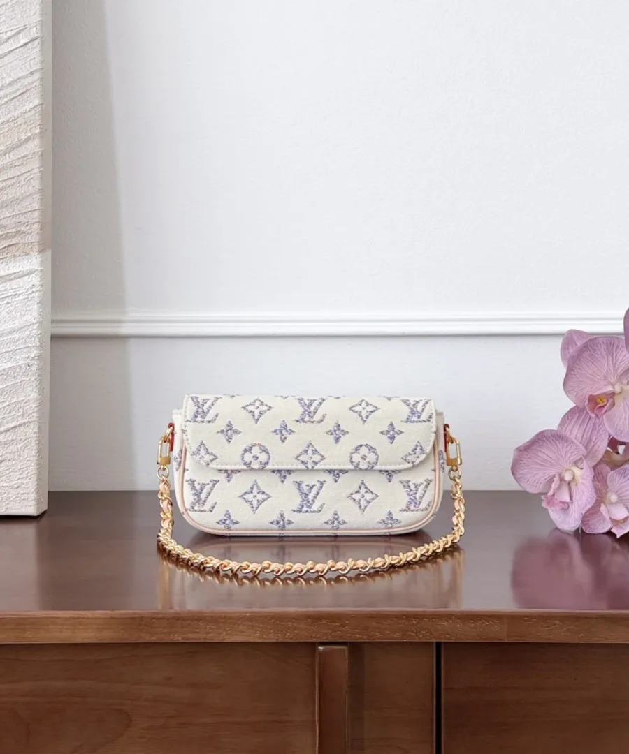 Белая сумка Louis Vuitton Ivy с разноцветной монограммой и золотистой цепочкой, вид спереди