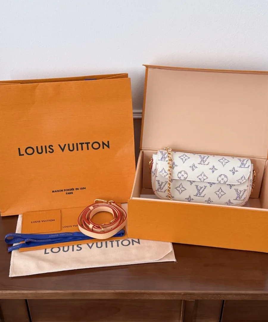 Сумка Louis Vuitton Ivy в комплекте с фирменной коробкой, пакетом и пыльником