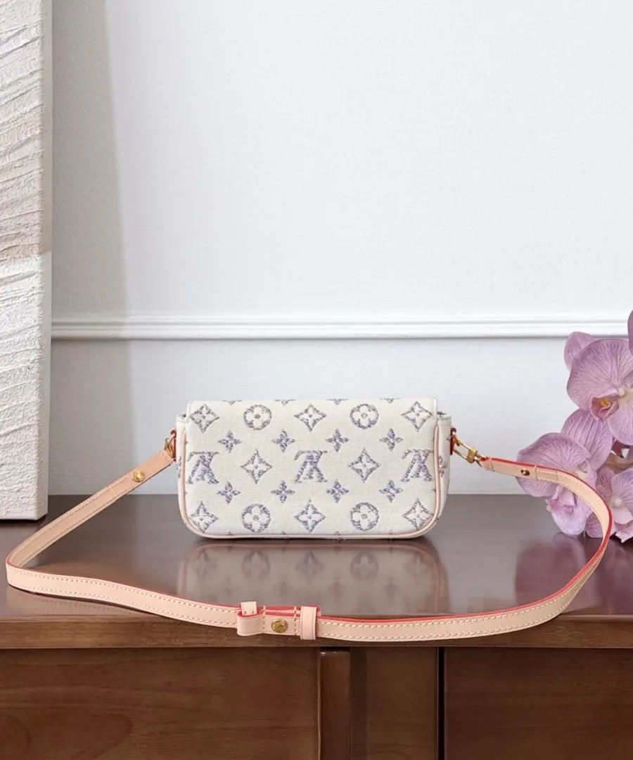 Белая сумка Louis Vuitton Ivy с длинным кожаным плечевым ремнем, вид сзади