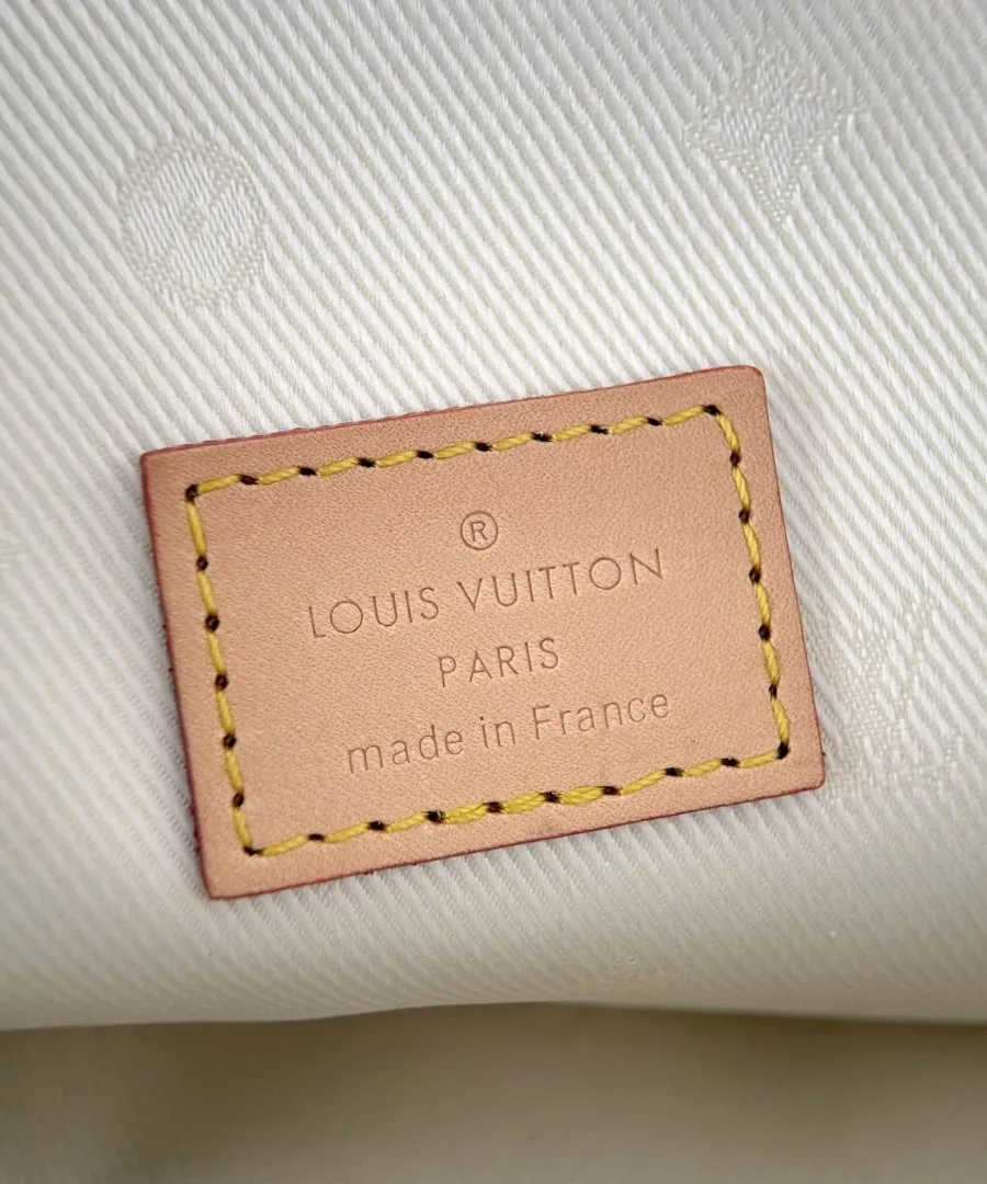 Внутреннее отделение сумки с кожаной нашивкой Louis Vuitton Paris