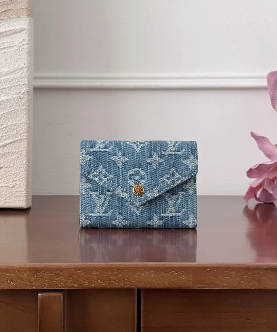 Кошелек Victorine из голубого денима с узором Monogram, вид спереди