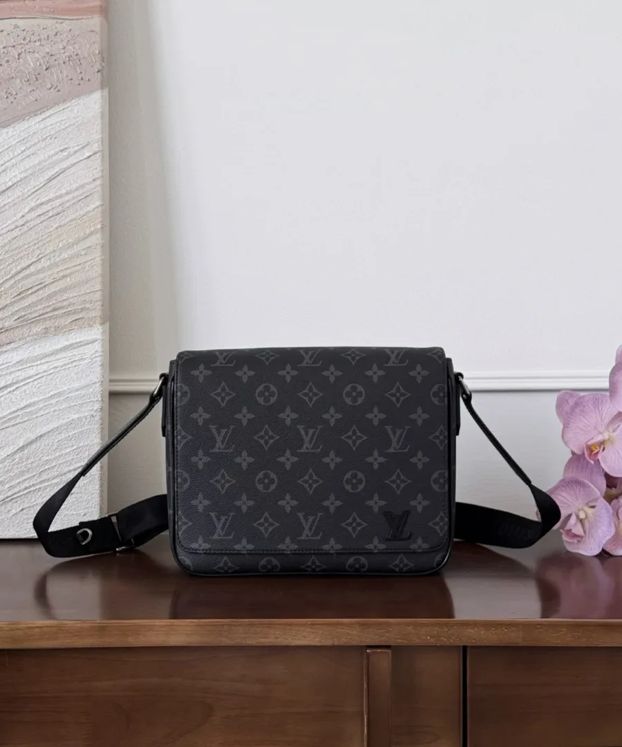 Сумка-мессенджер Louis Vuitton District PM из канвы Monogram Eclipse, вид спереди