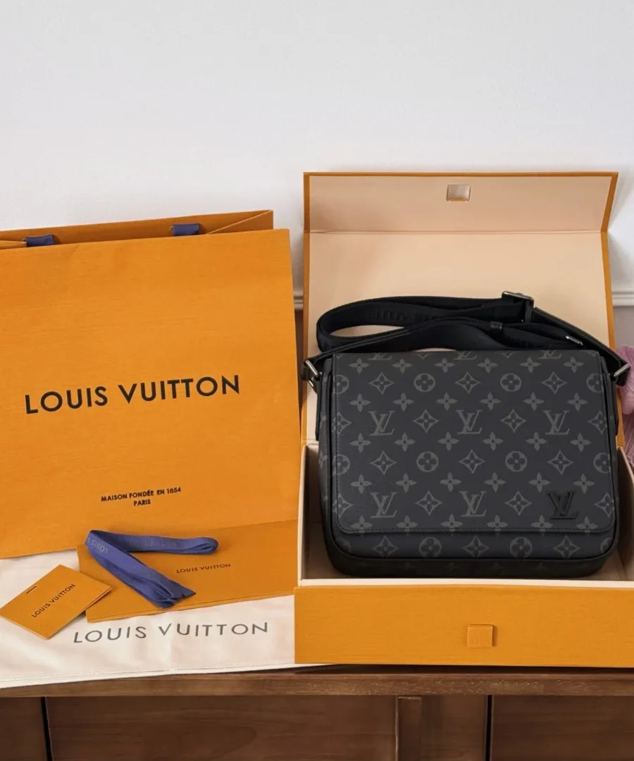 Сумка-мессенджер Louis Vuitton District PM в фирменной коробке с пыльником и пакетом