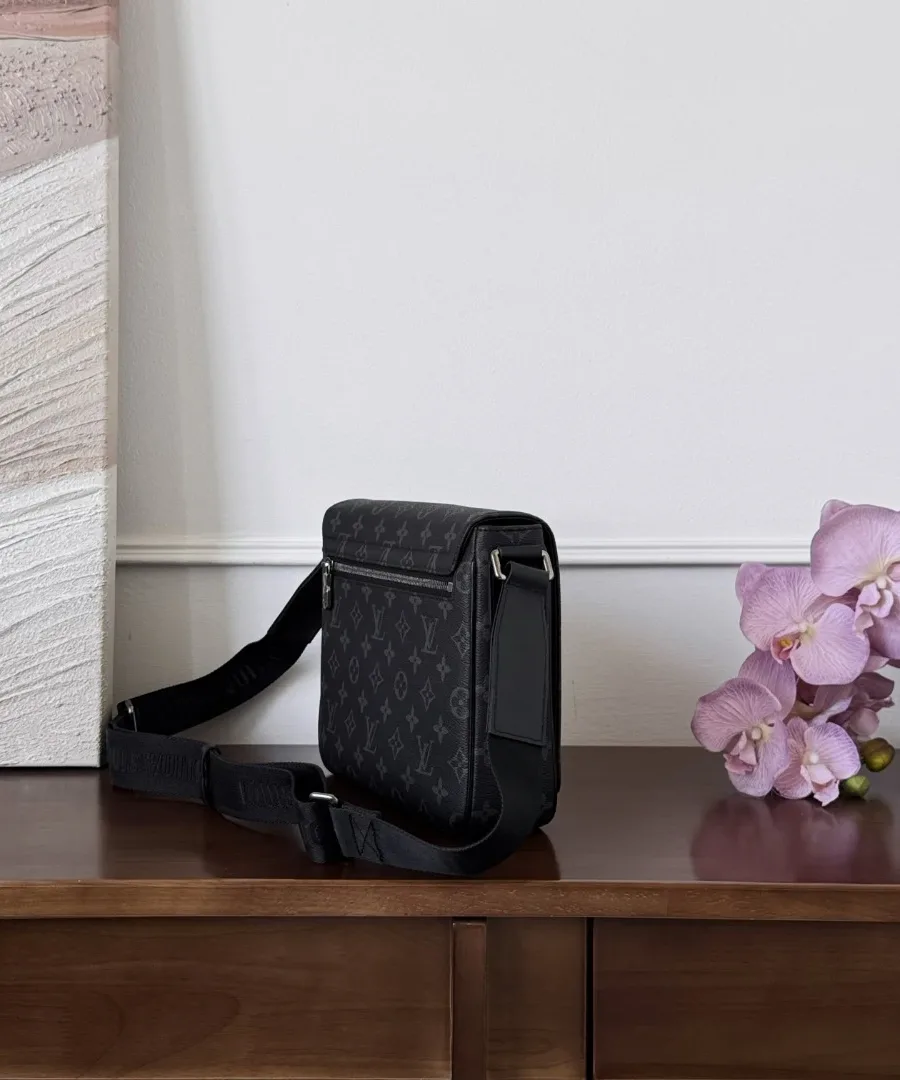 Сумка-мессенджер Louis Vuitton District PM из канвы Monogram Eclipse, вид сбоку