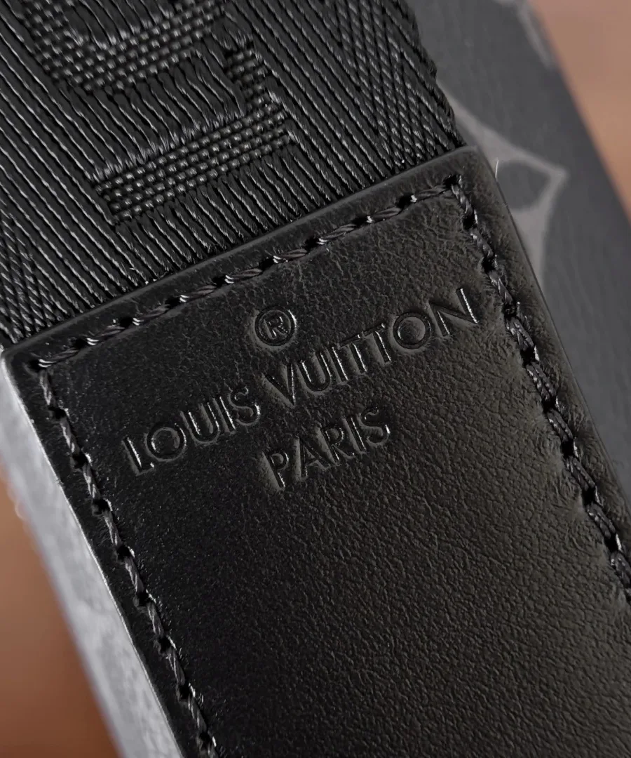 Деталь текстильного плечевого ремня с кожаной отделкой и тиснением Louis Vuitton Paris