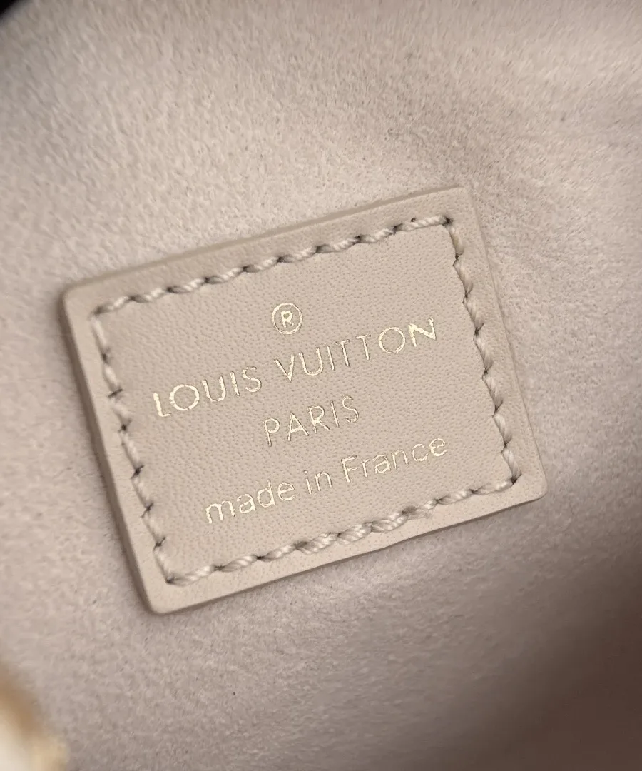 Крупный план внутренней кожаной нашивки с тиснением Louis Vuitton Paris