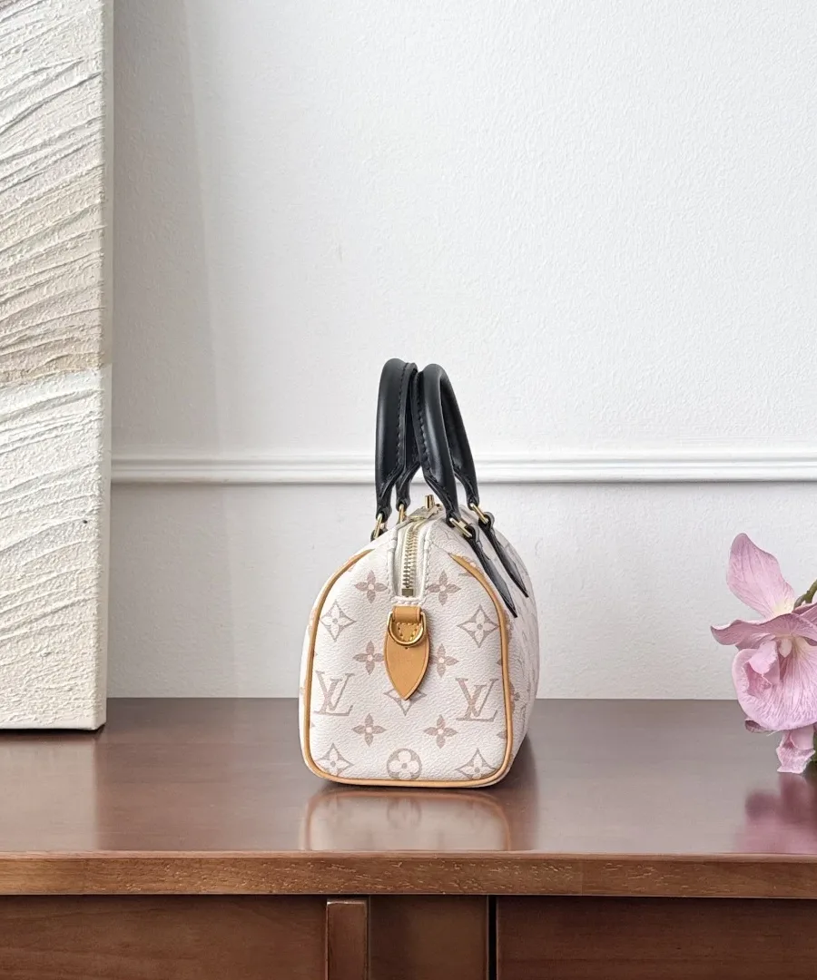 Вид сбоку сумки Louis Vuitton Speedy 20 из канвы Monogram