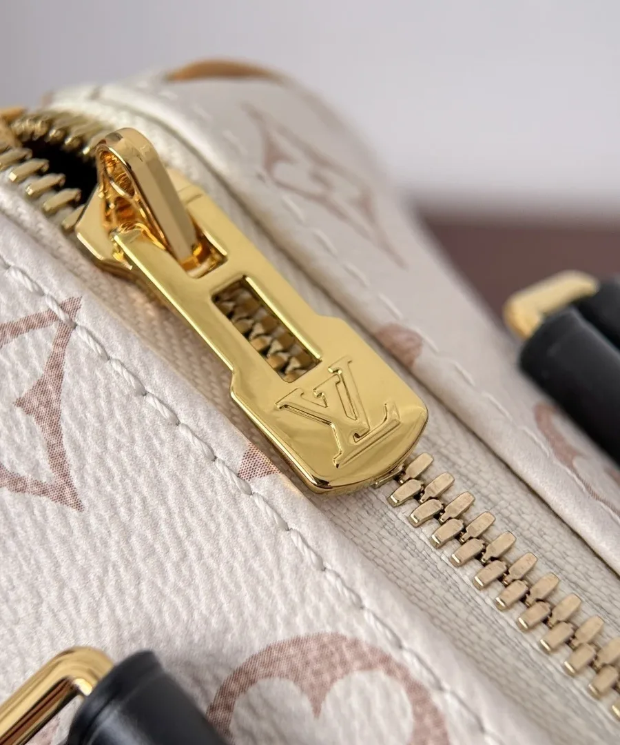 Золотистая застежка-молния с гравировкой логотипа Louis Vuitton