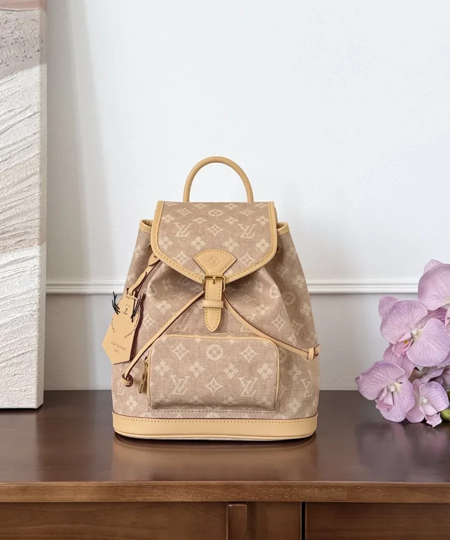 Бежевый рюкзак Louis Vuitton Montsouris Catogram с монограммой, вид спереди