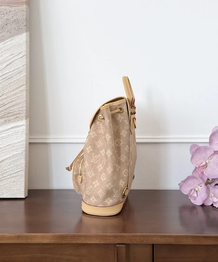 Бежевый рюкзак Louis Vuitton Montsouris Catogram, вид сбоку