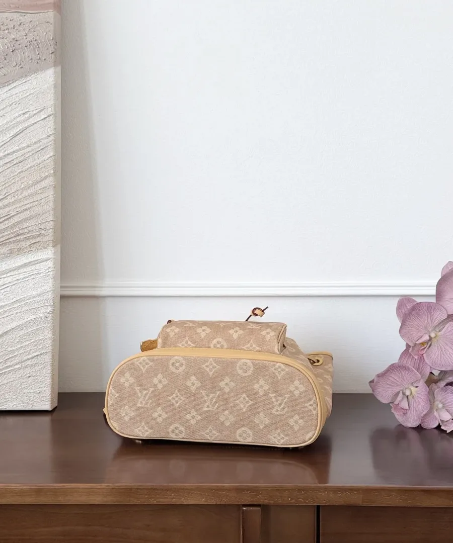 Кожаное основание рюкзака Louis Vuitton Montsouris Catogram, вид снизу
