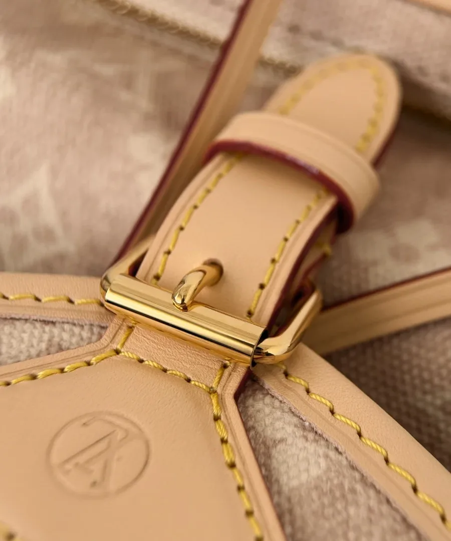 Деталь кожаного крепления лямки рюкзака Louis Vuitton с тиснением