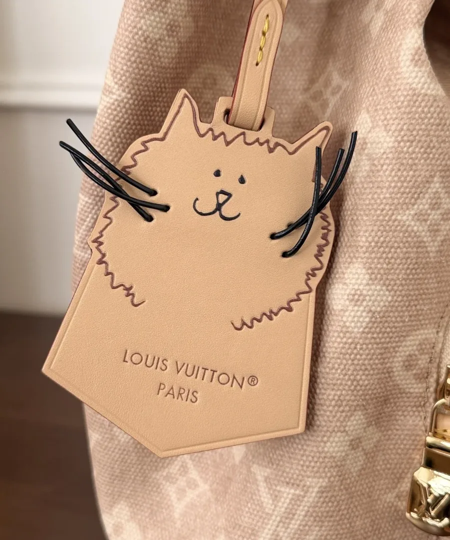 Кожаный брелок в виде кошачьей головы на рюкзаке Louis Vuitton