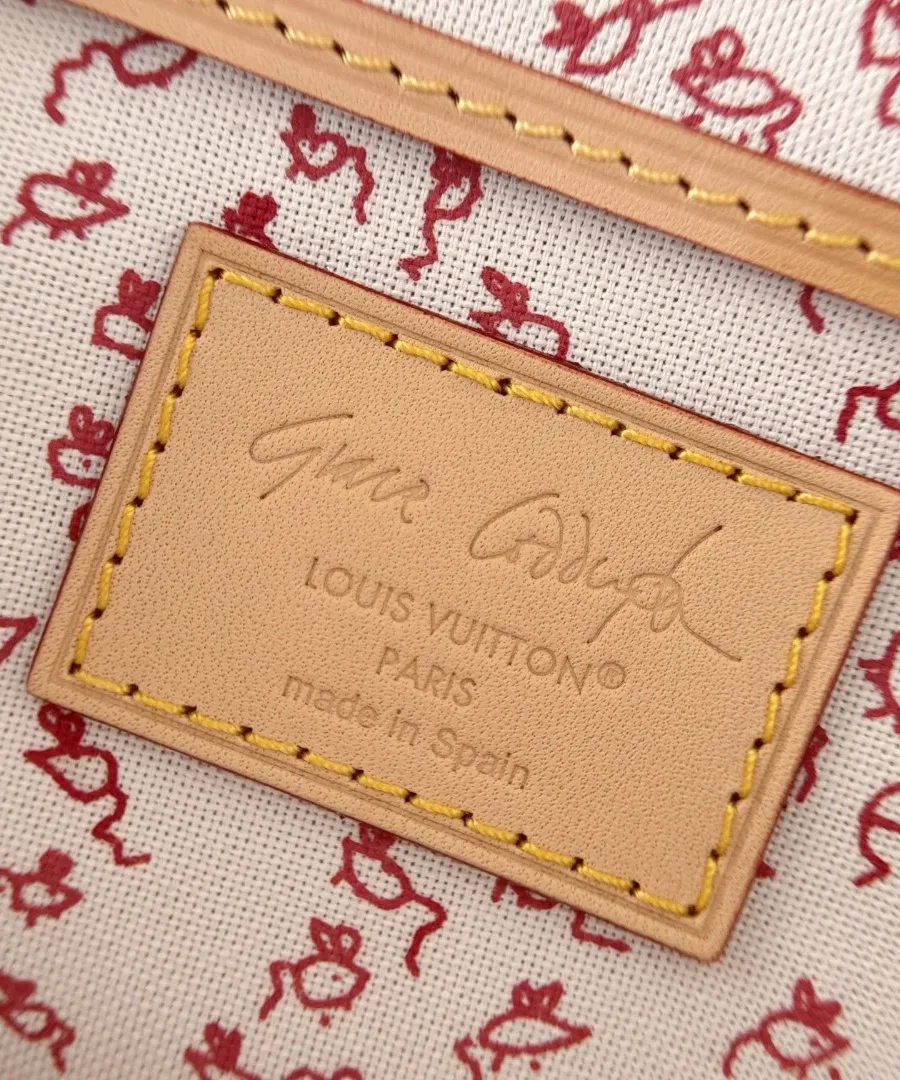 Внутренний кожаный патч коллаборации Grace Coddington и Louis Vuitton