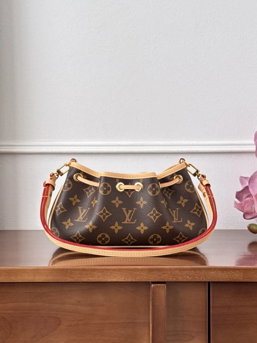 Сумка Louis Vuitton Nano Frivole с плечевым ремнем, вид спереди