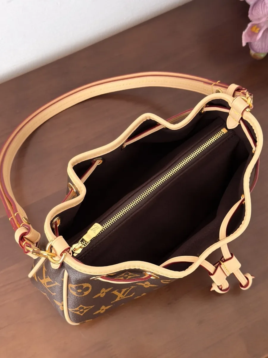Вид сверху на открытую сумку Louis Vuitton Nano Frivole с внутренним отделением